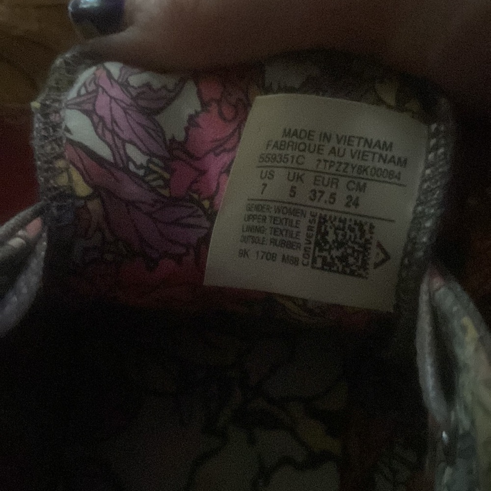 Converses - Picture 2 of 4